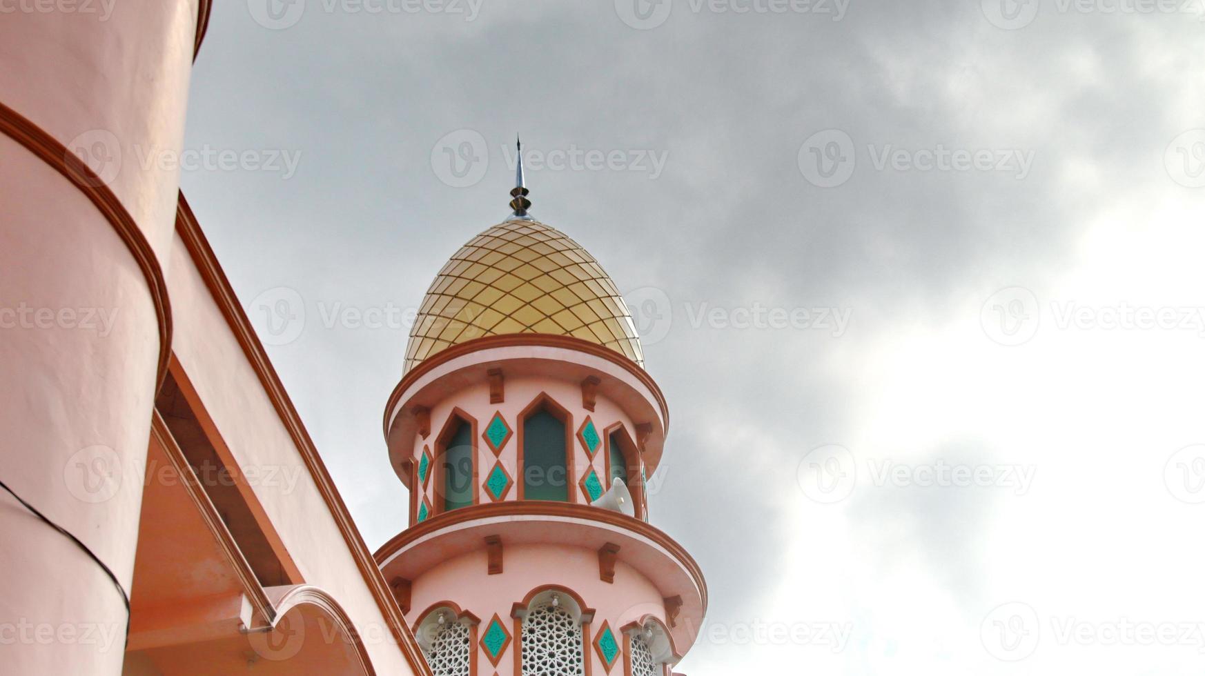 moschea Torre visto a partire dal sotto con blu cielo nel il sfondo foto