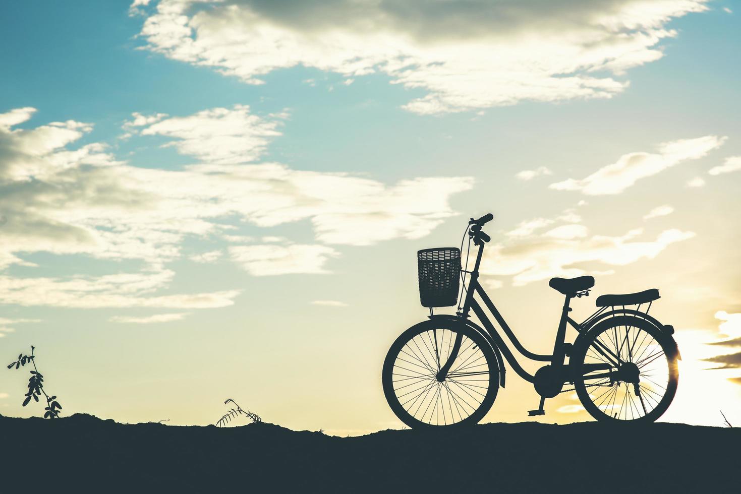 sagoma di una bicicletta parcheggiata su una montagna foto