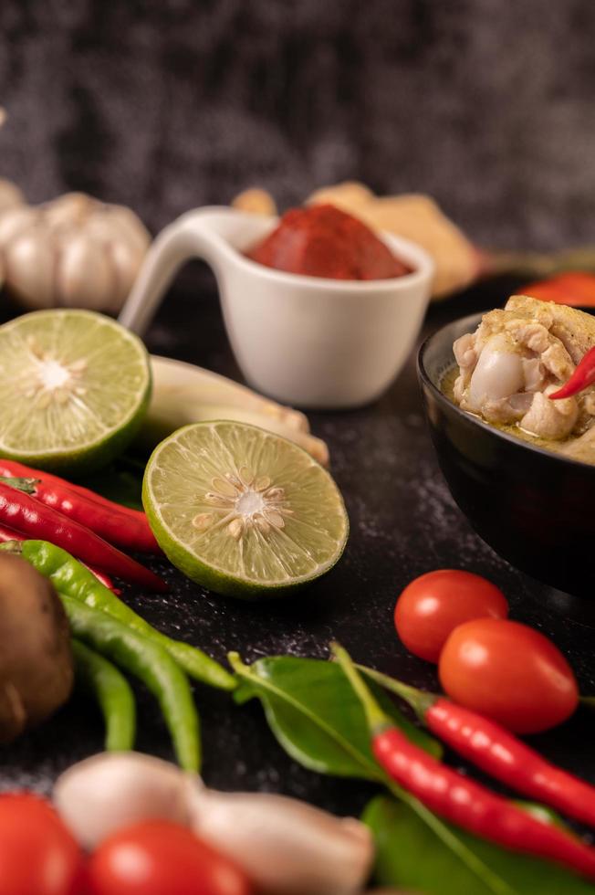 curry fatto con pollo, peperoncino, basilico e pomodoro foto