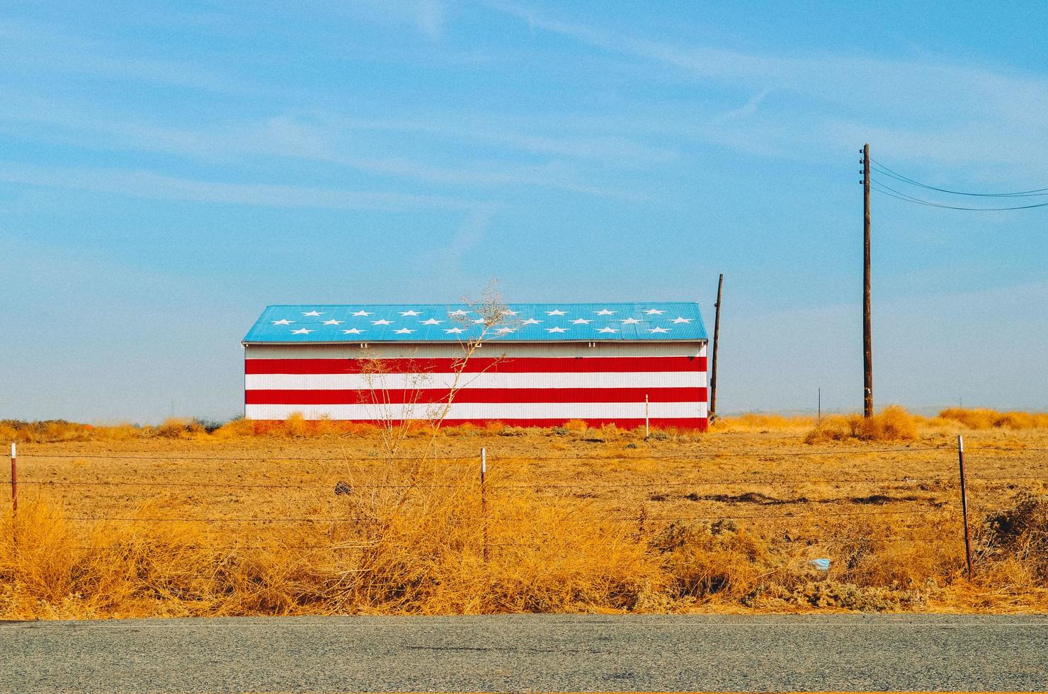 stati uniti, 2020 - fienile dipinto con una bandiera americana foto