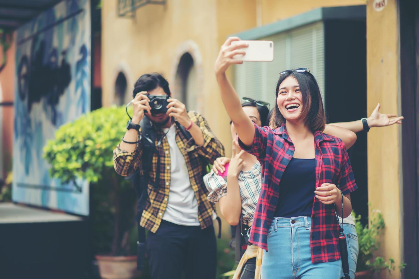 gruppo di amici che prendono un selfie in una strada urbana divertendosi insieme foto