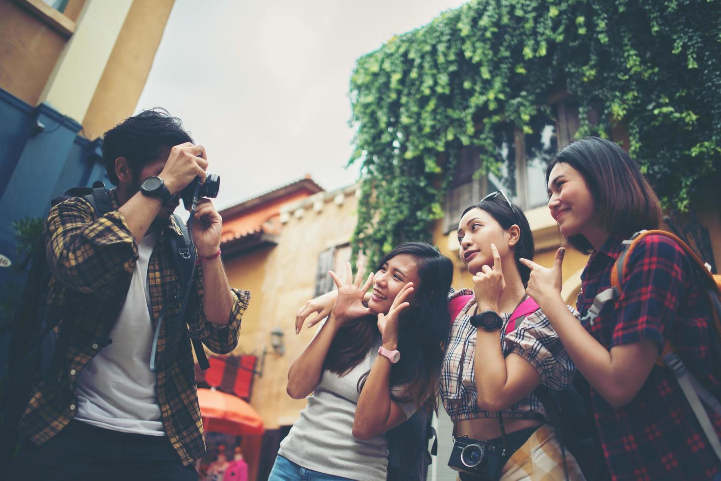 gruppo di amici felici che prendono selfie insieme in un'area urbana foto