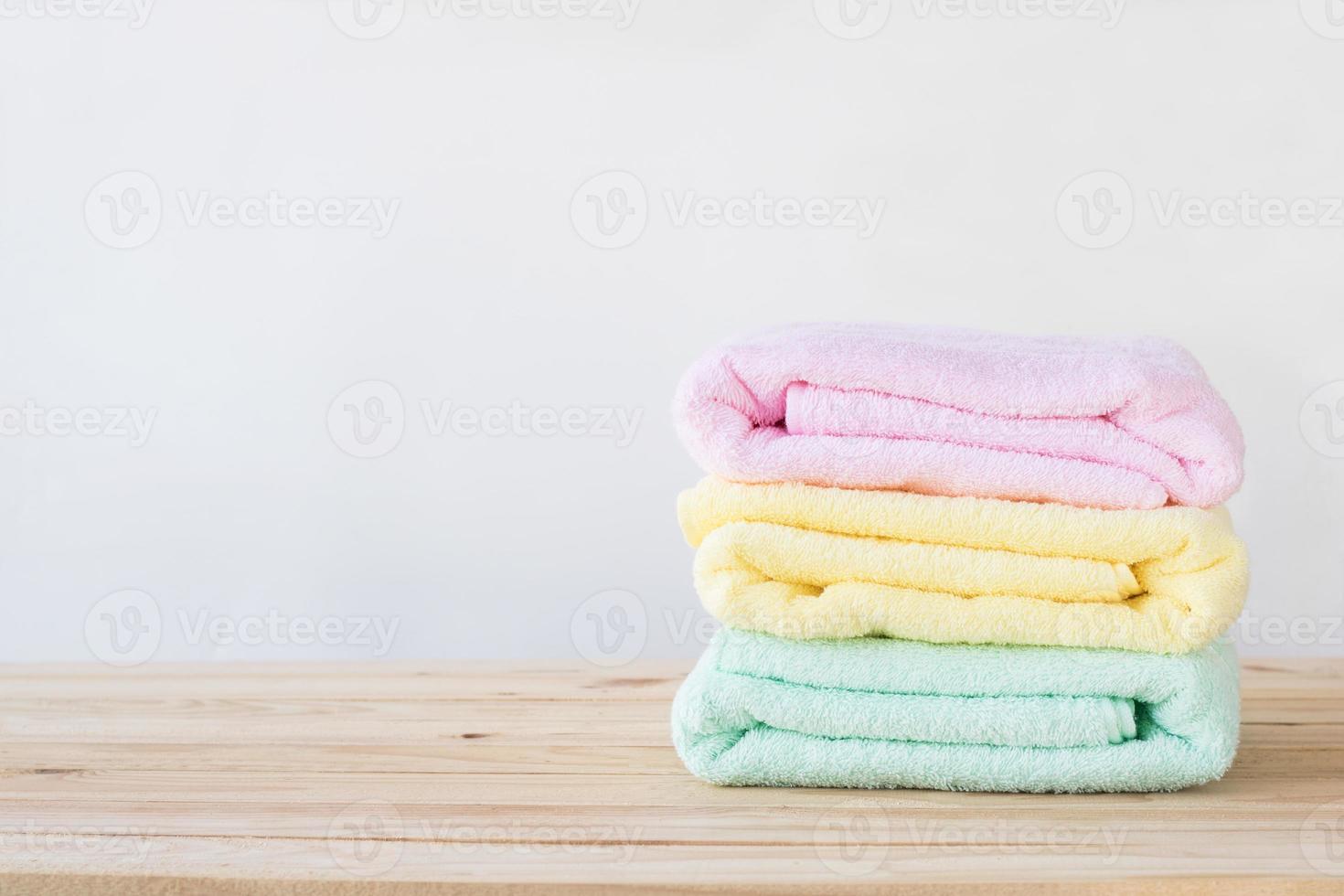 tre asciugamani su una superficie di legno foto