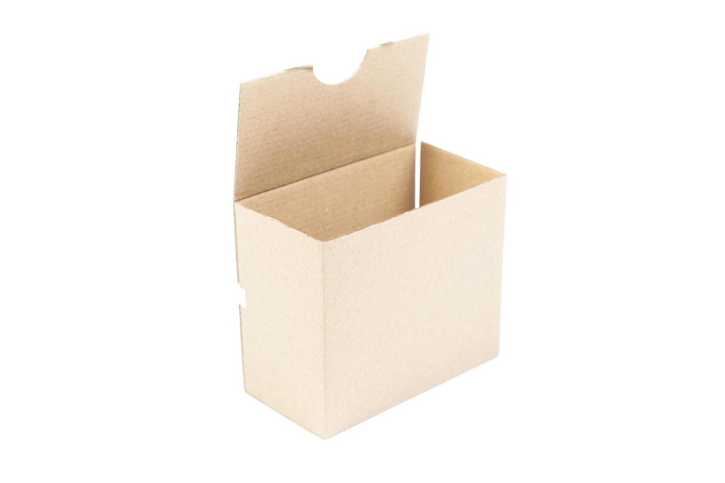 scatola di carta marrone su sfondo bianco foto