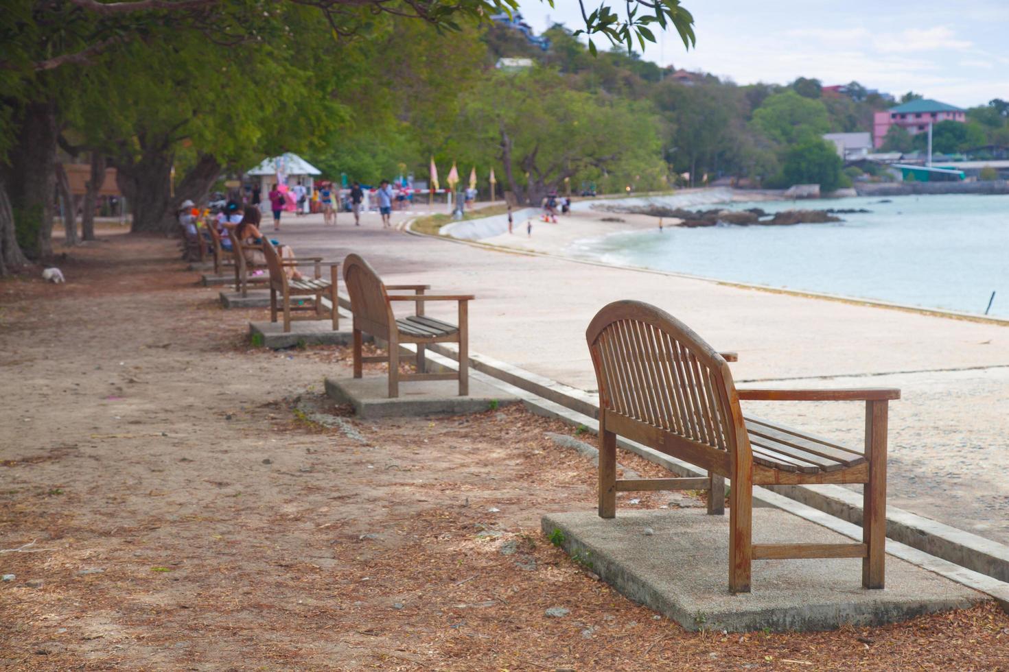 panchine in riva al mare foto