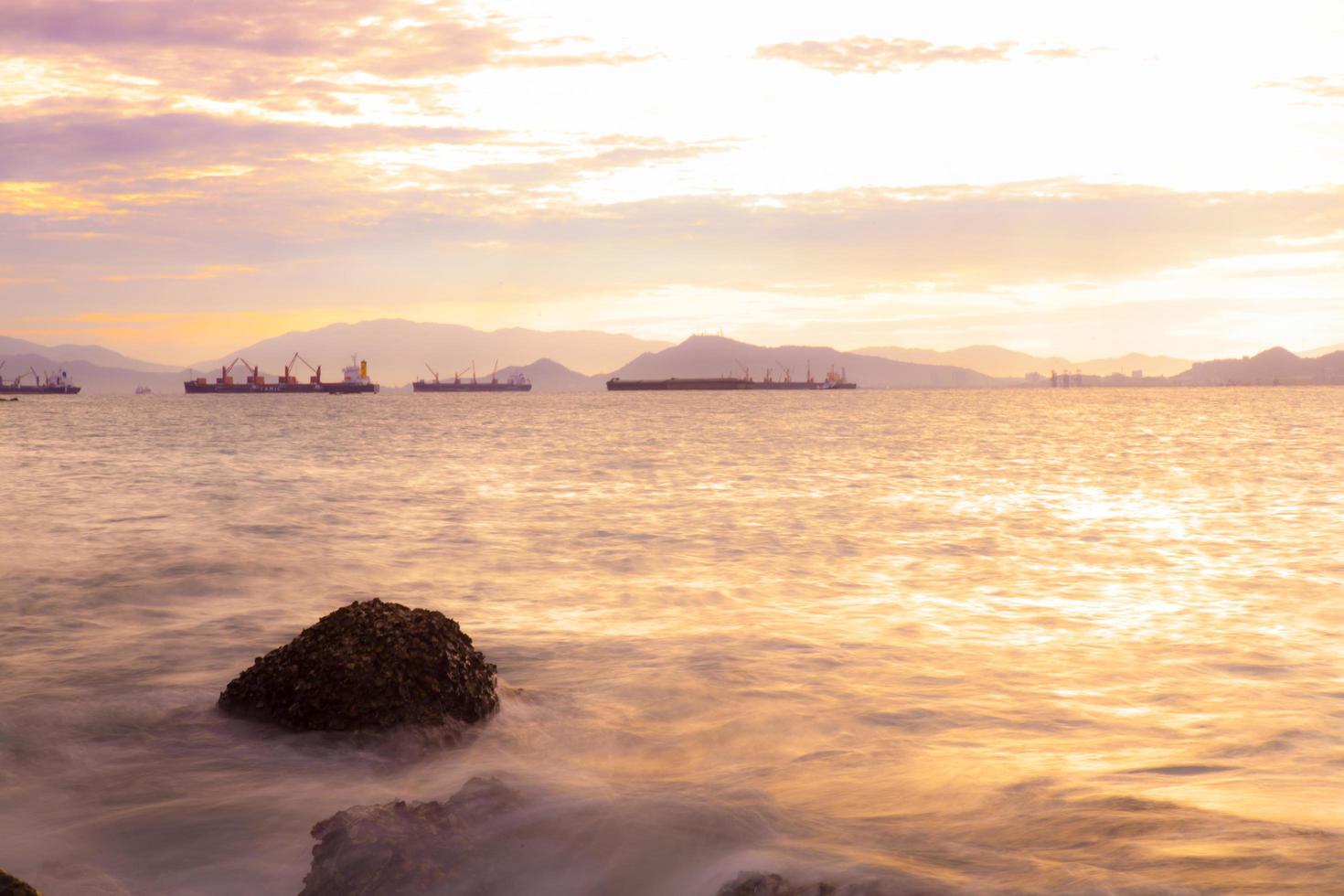 spiaggia la mattina foto