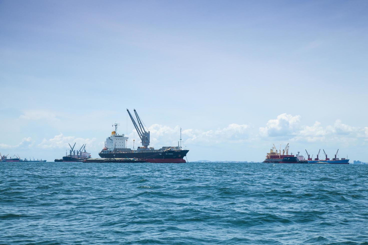 grandi navi da carico in thailandia foto