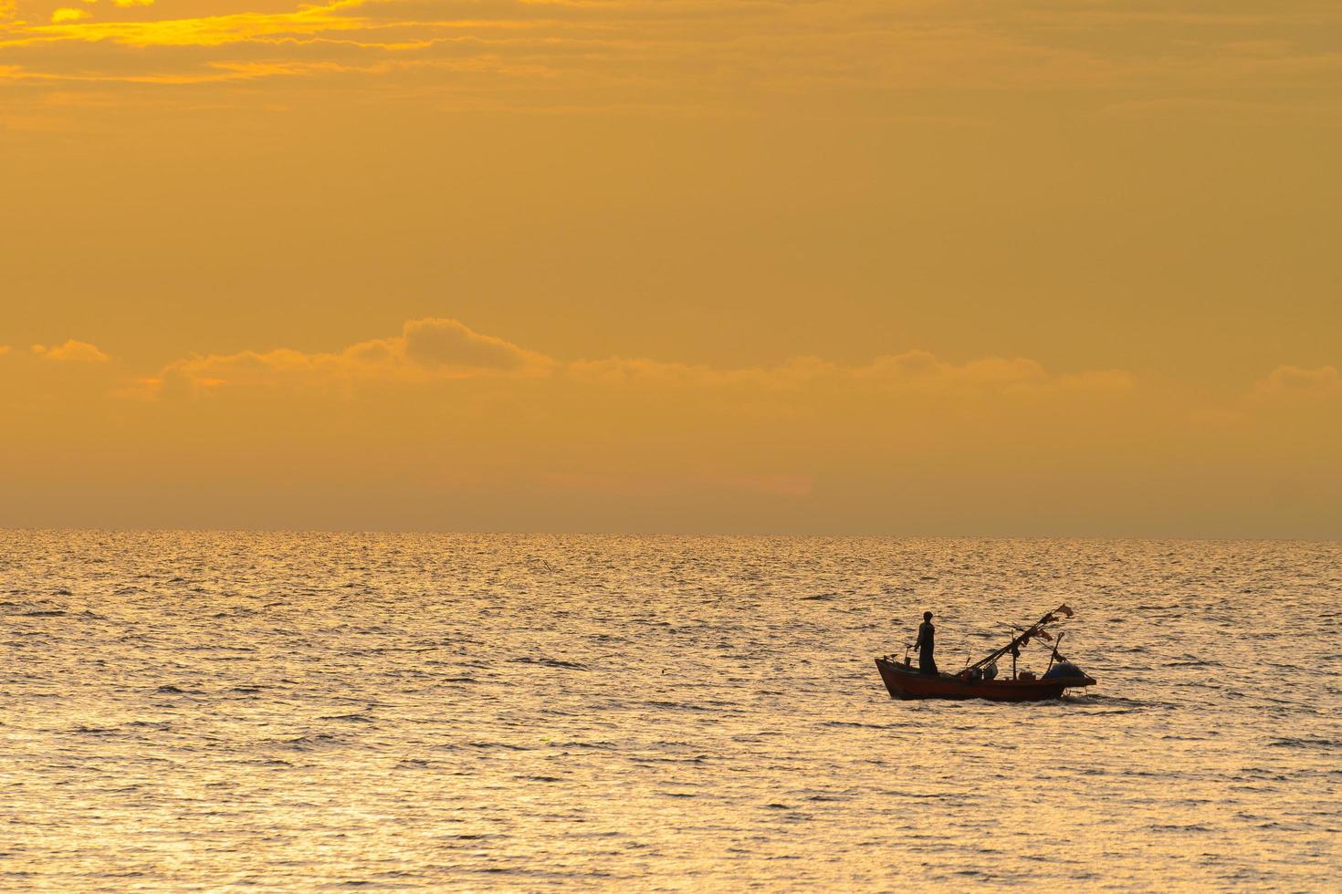 barca da pesca al tramonto in thailandia foto