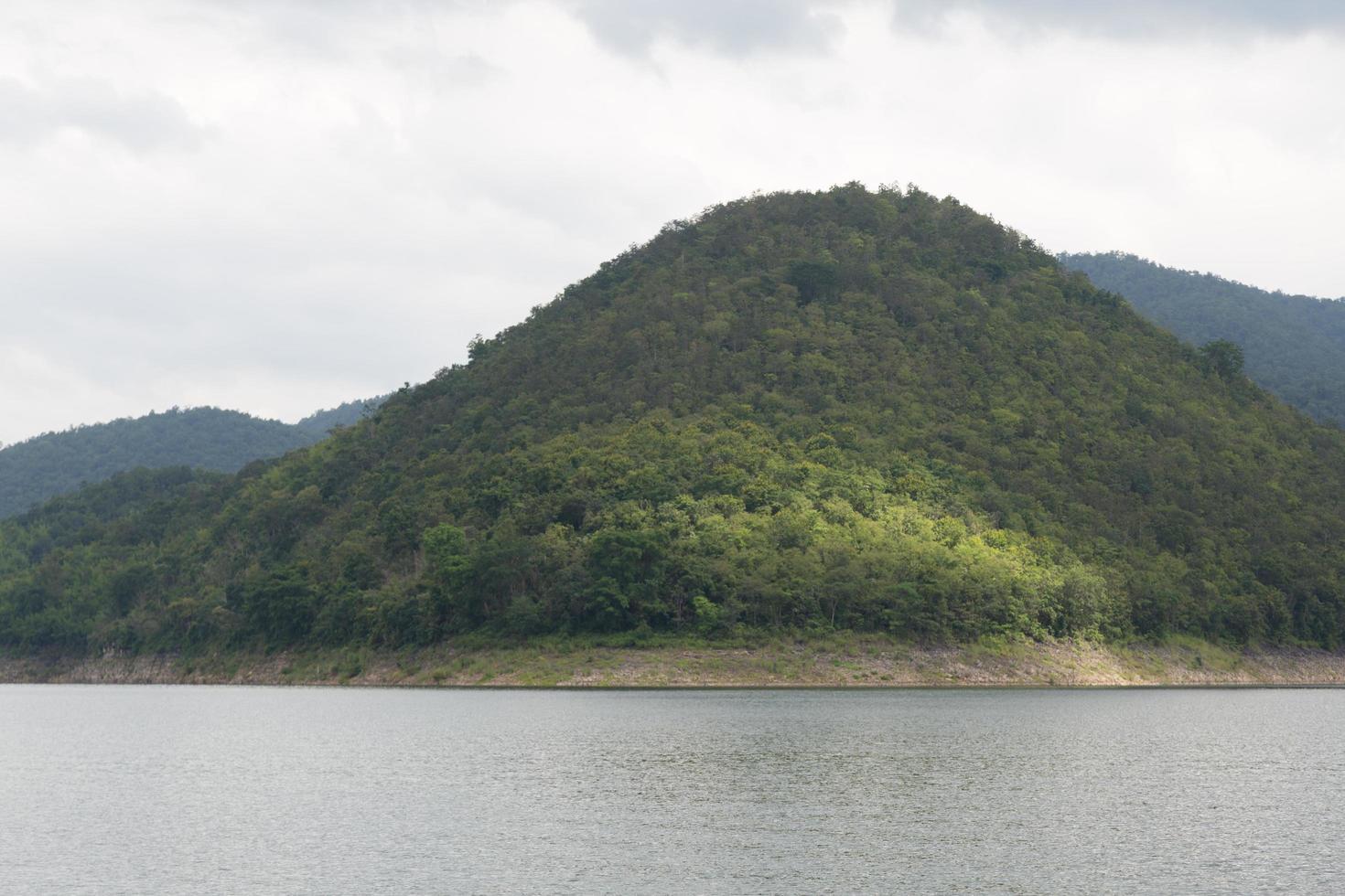 montagne e acqua nel serbatoio foto