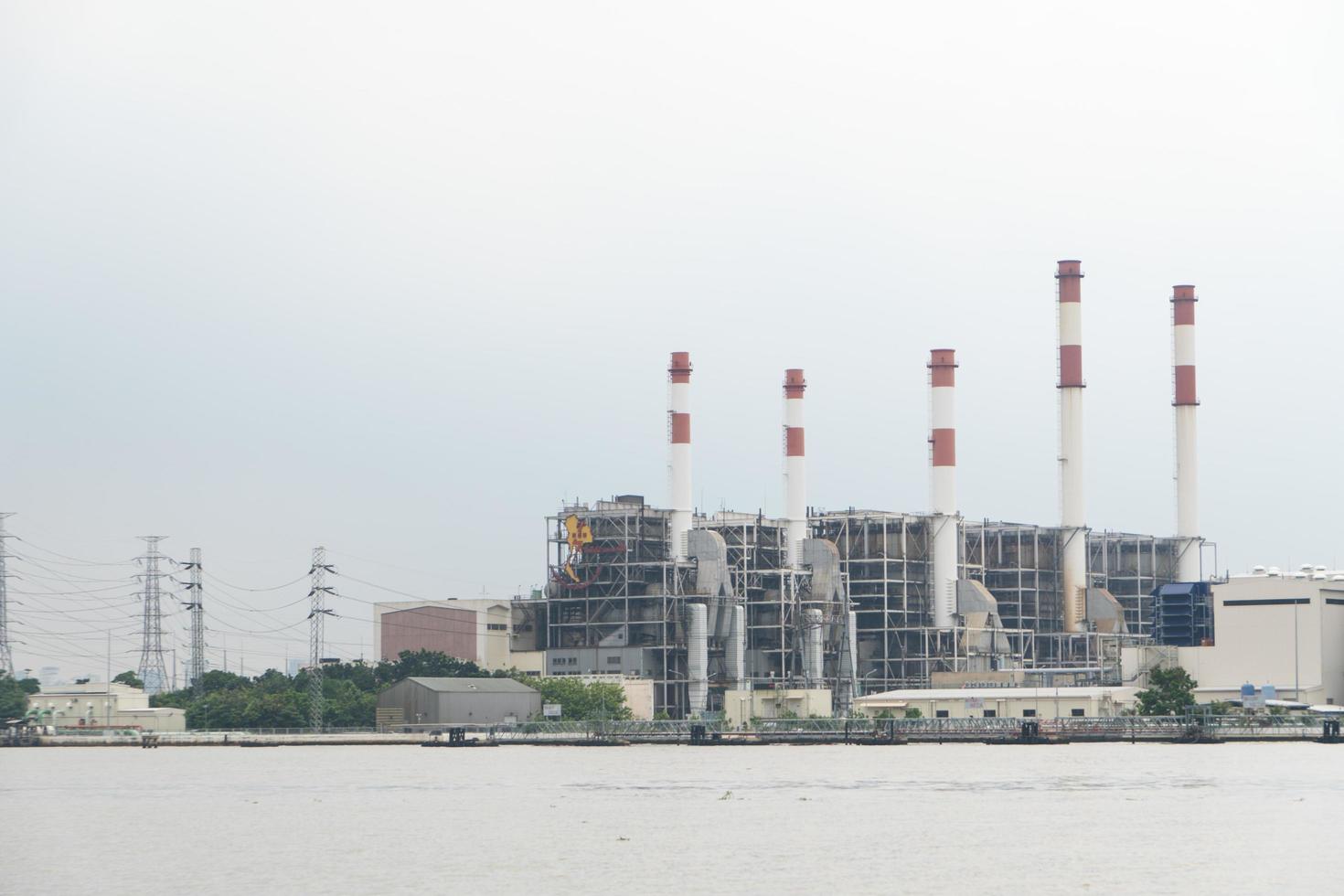 centrale elettrica al fiume a bangkok foto