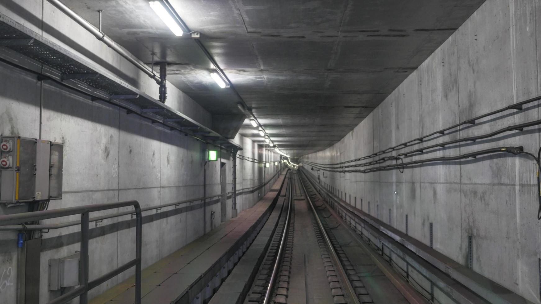 tunnel della metropolitana vuoto foto