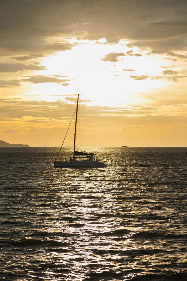 barca a vela sul mare in thailandia foto