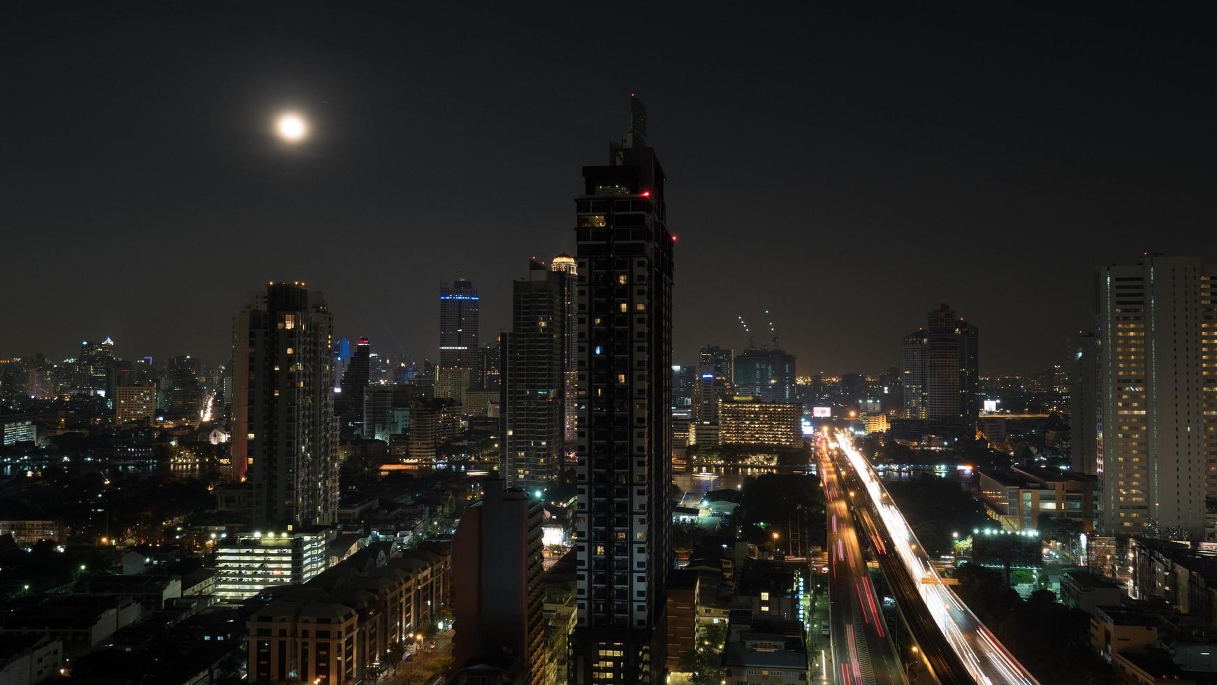 paesaggio urbano di Bangkok di notte foto