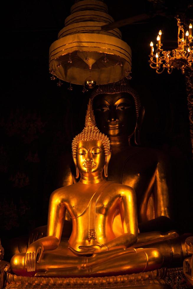 statua del buddha in un tempio in thailandia foto