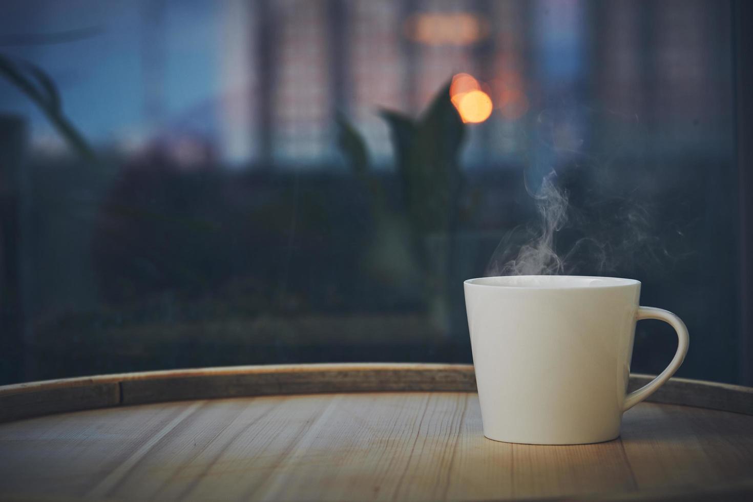 tazza di caffè durante la notte foto