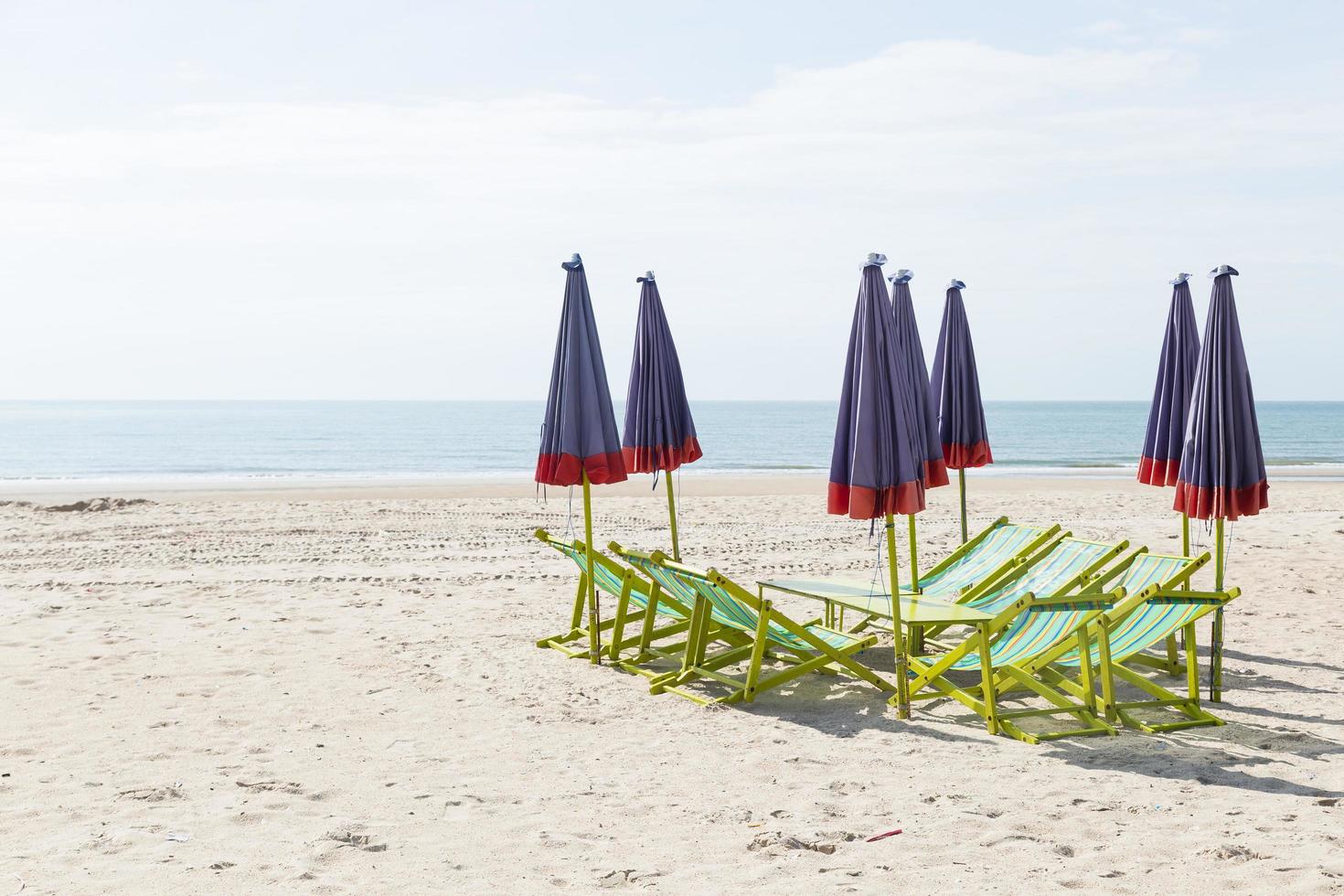 lettini per prendere il sole sulla spiaggia in thailandia foto