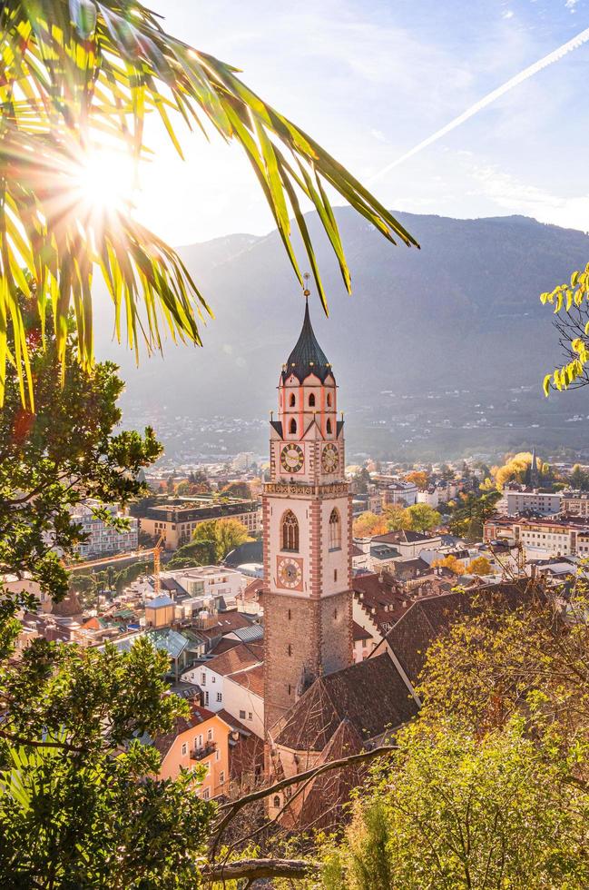 Visualizza al di sopra di paesaggio urbano con Cattedrale santo nicolaus di merano Sud tirolo Italia visto a partire dal famoso escursioni a piedi pista tapinerweg foto