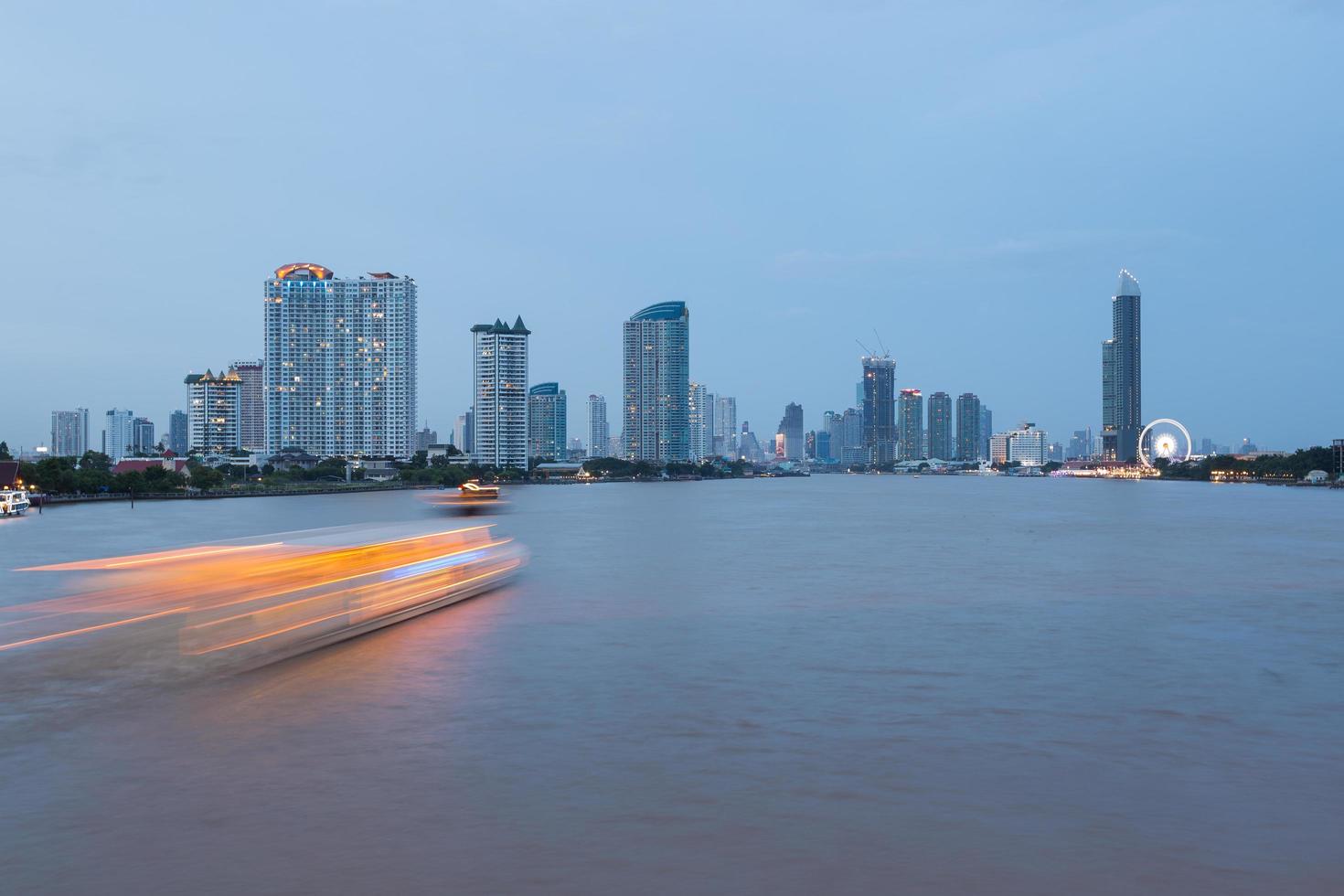 città di bangkok nel crepuscolo foto