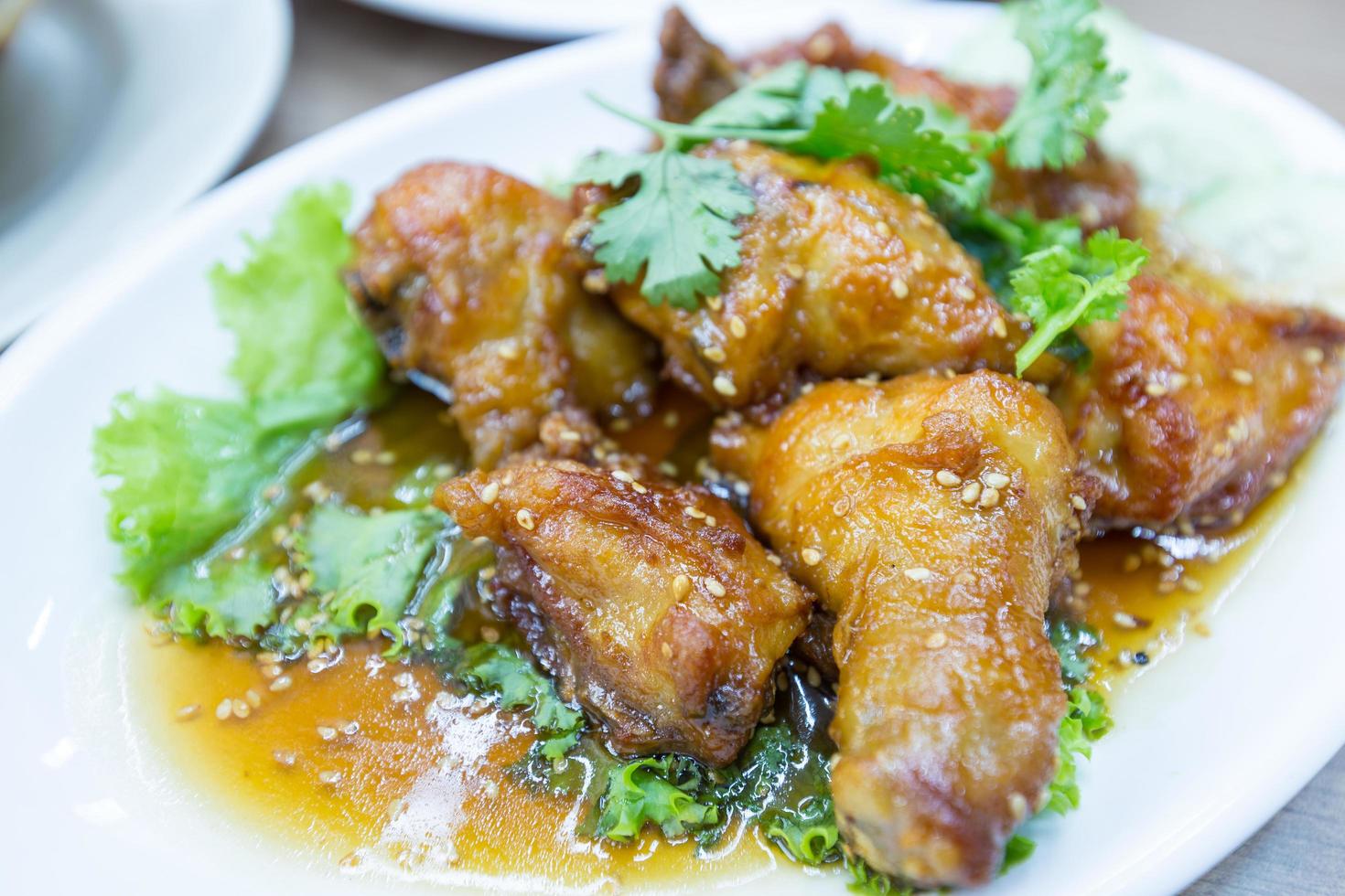 pollo tailandese con salsa di sesamo nero foto