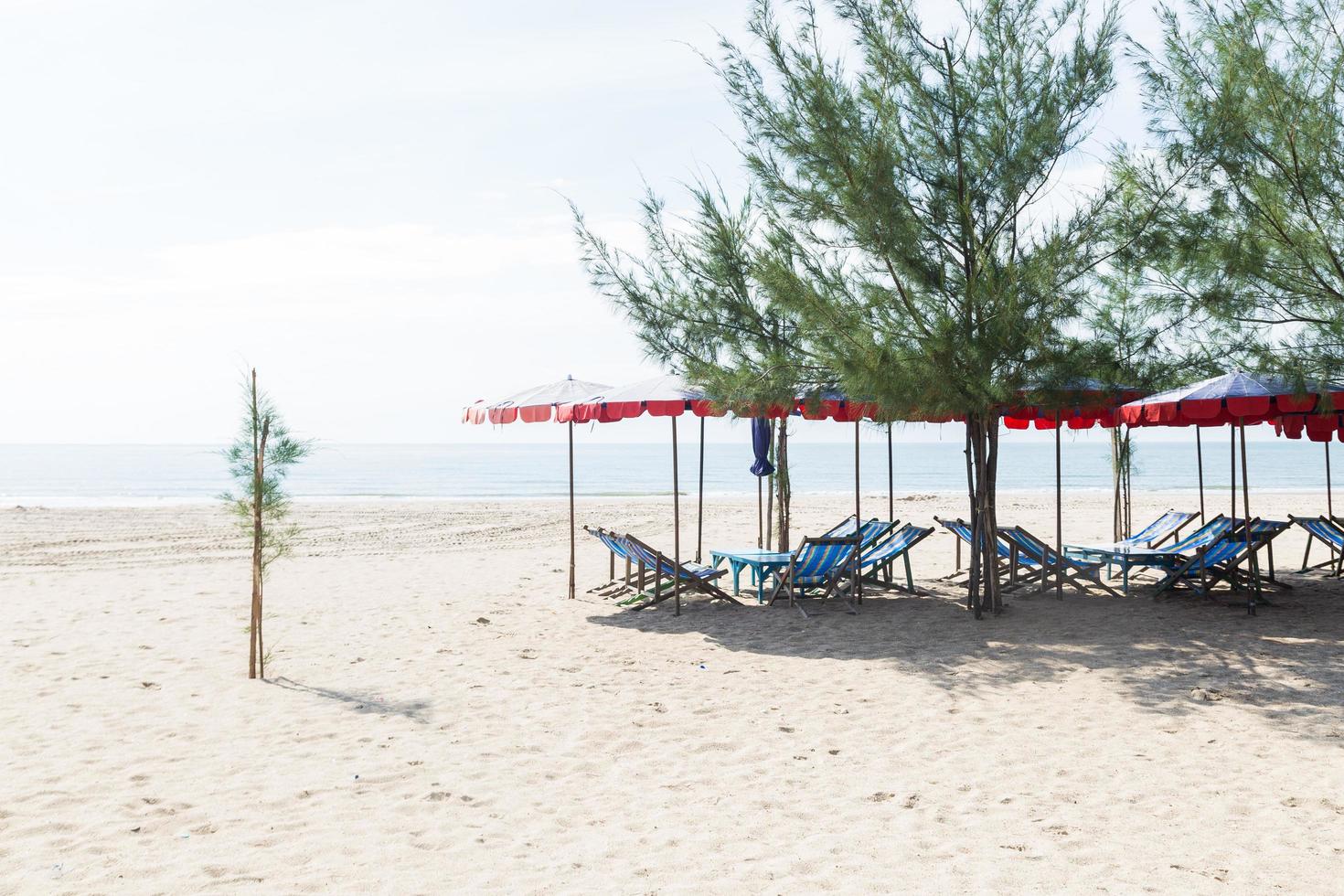 lettini per prendere il sole sulla spiaggia in thailandia foto