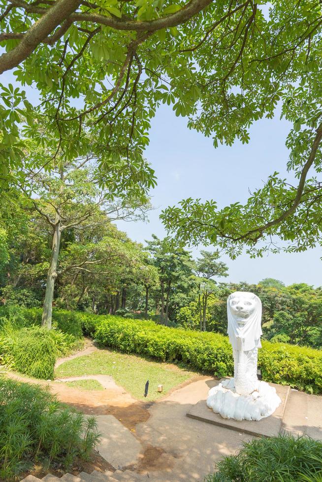 statua di merlion in un parco a singapore foto