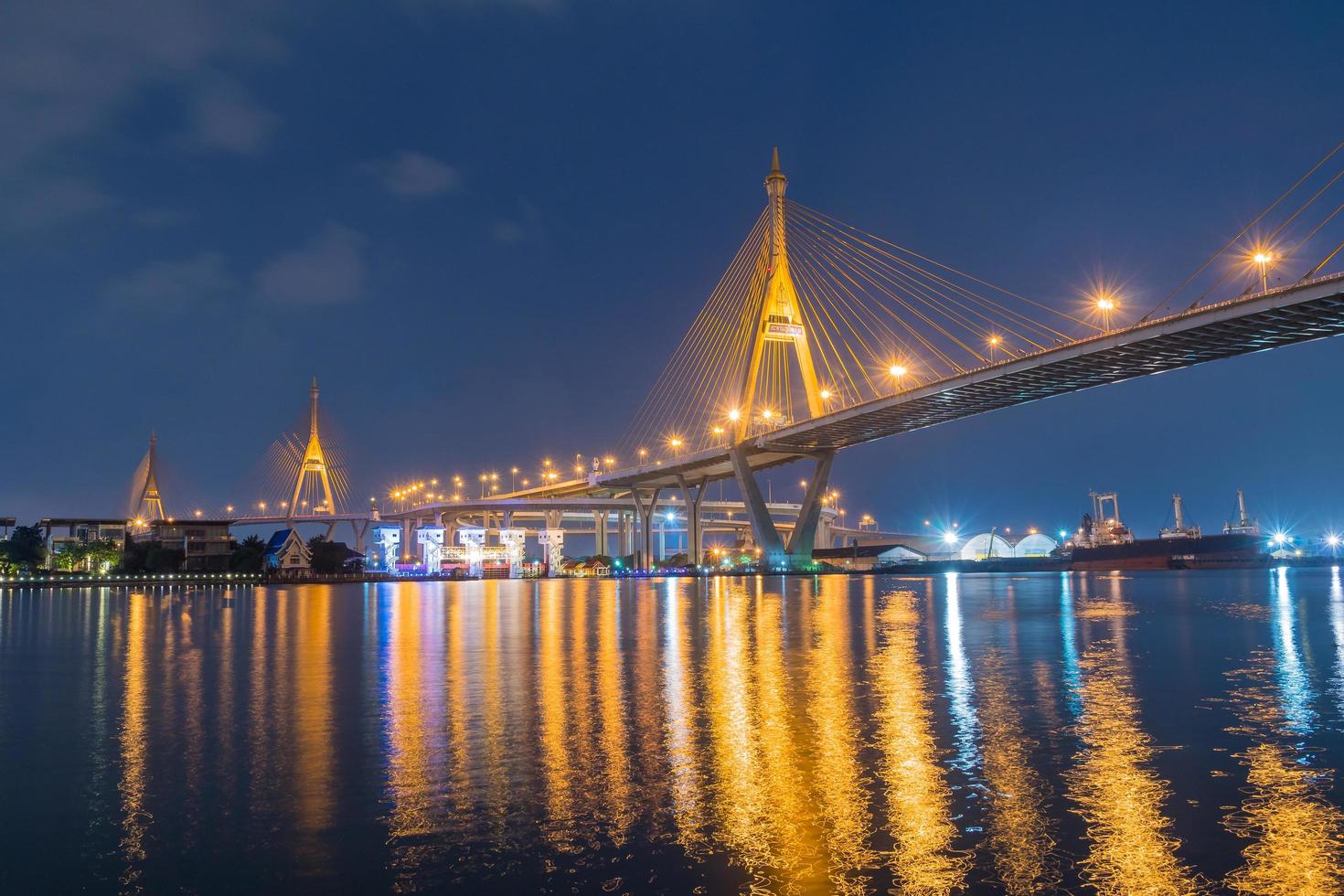 Bhumibol Bridge a Bangkok di notte foto