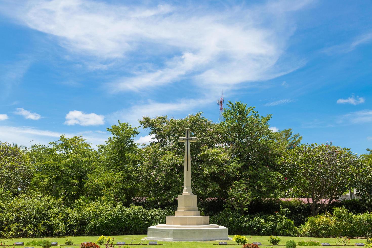 croce nel cimitero in thailandia foto