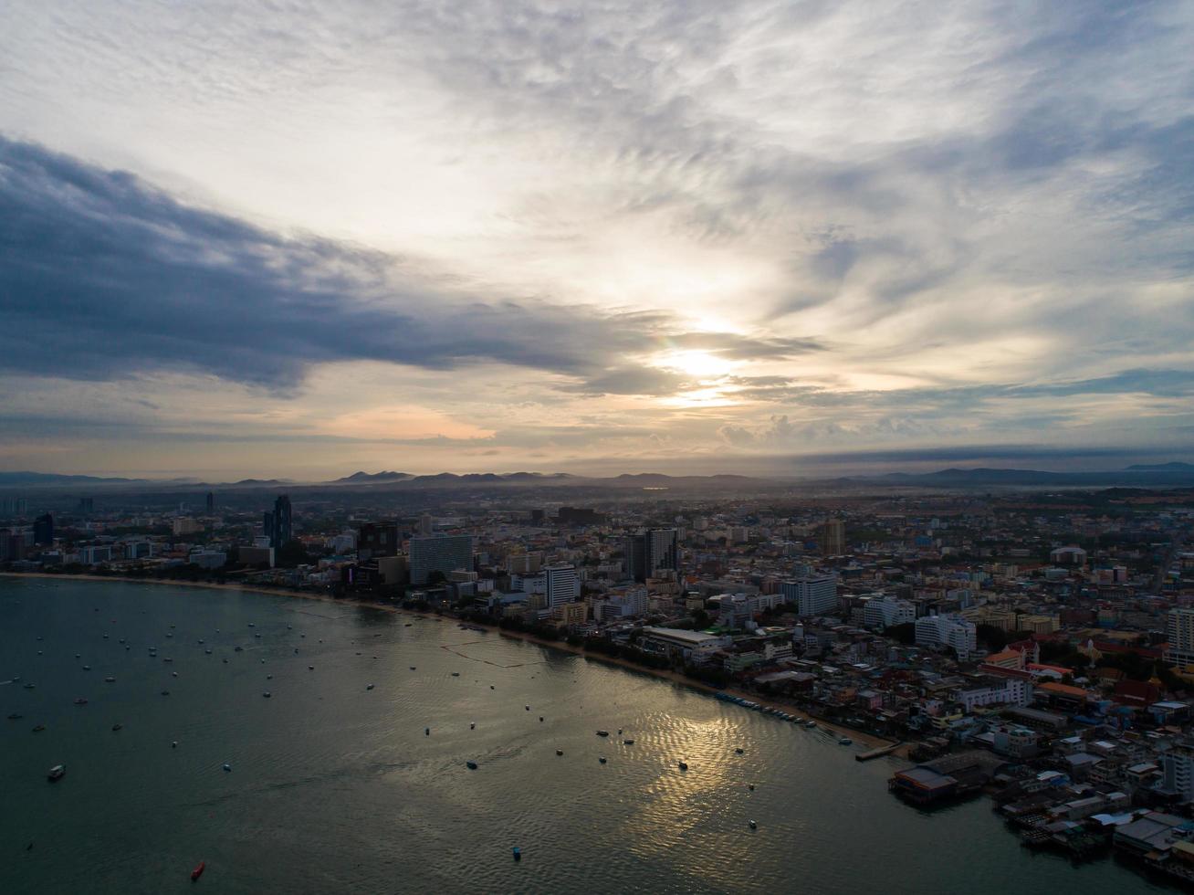 veduta aerea della spiaggia di pattaya mentre il sole sorge sull'oceano in thailandia foto