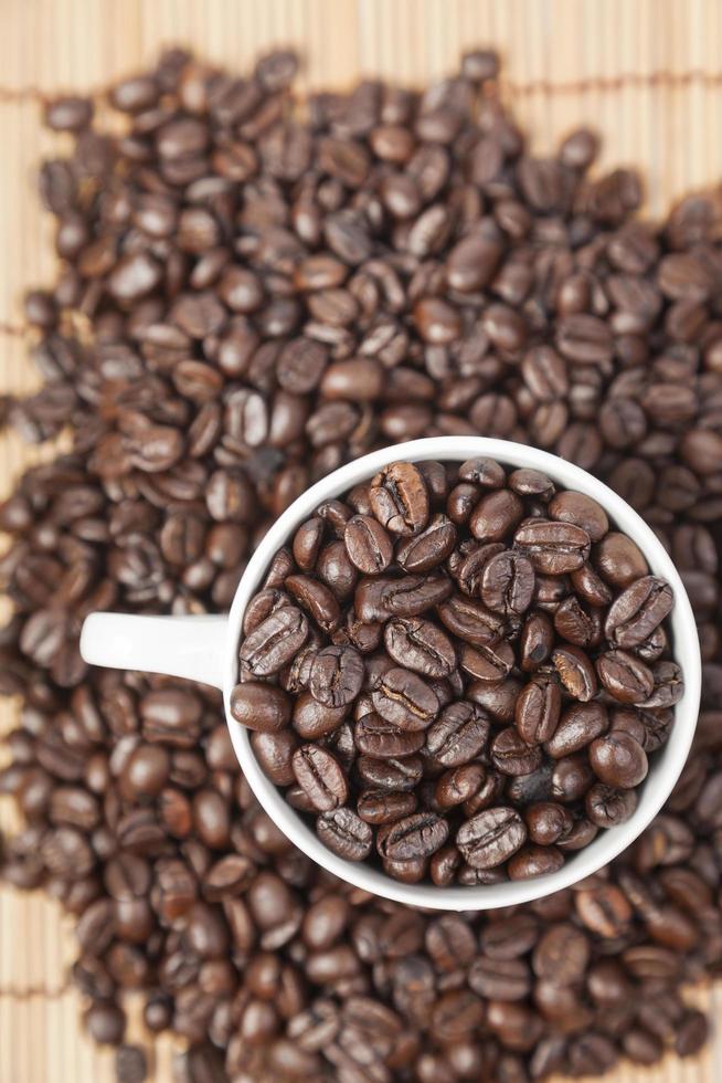 chicchi di caffè in una tazza di caffè foto