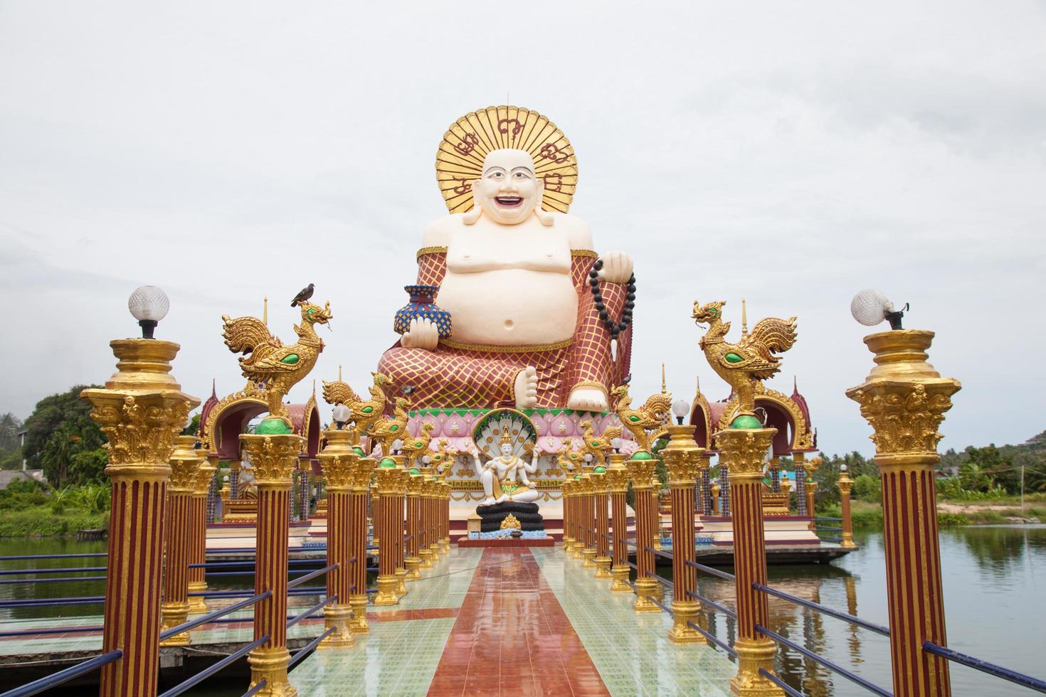 buddha in un tempio di koh samui, thailandia foto