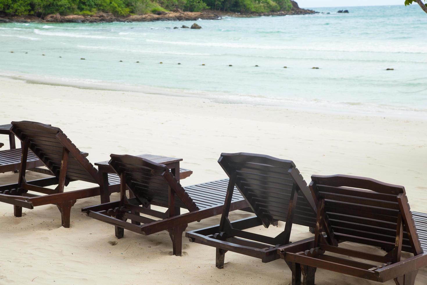 letti in legno sulla spiaggia in thailandia foto