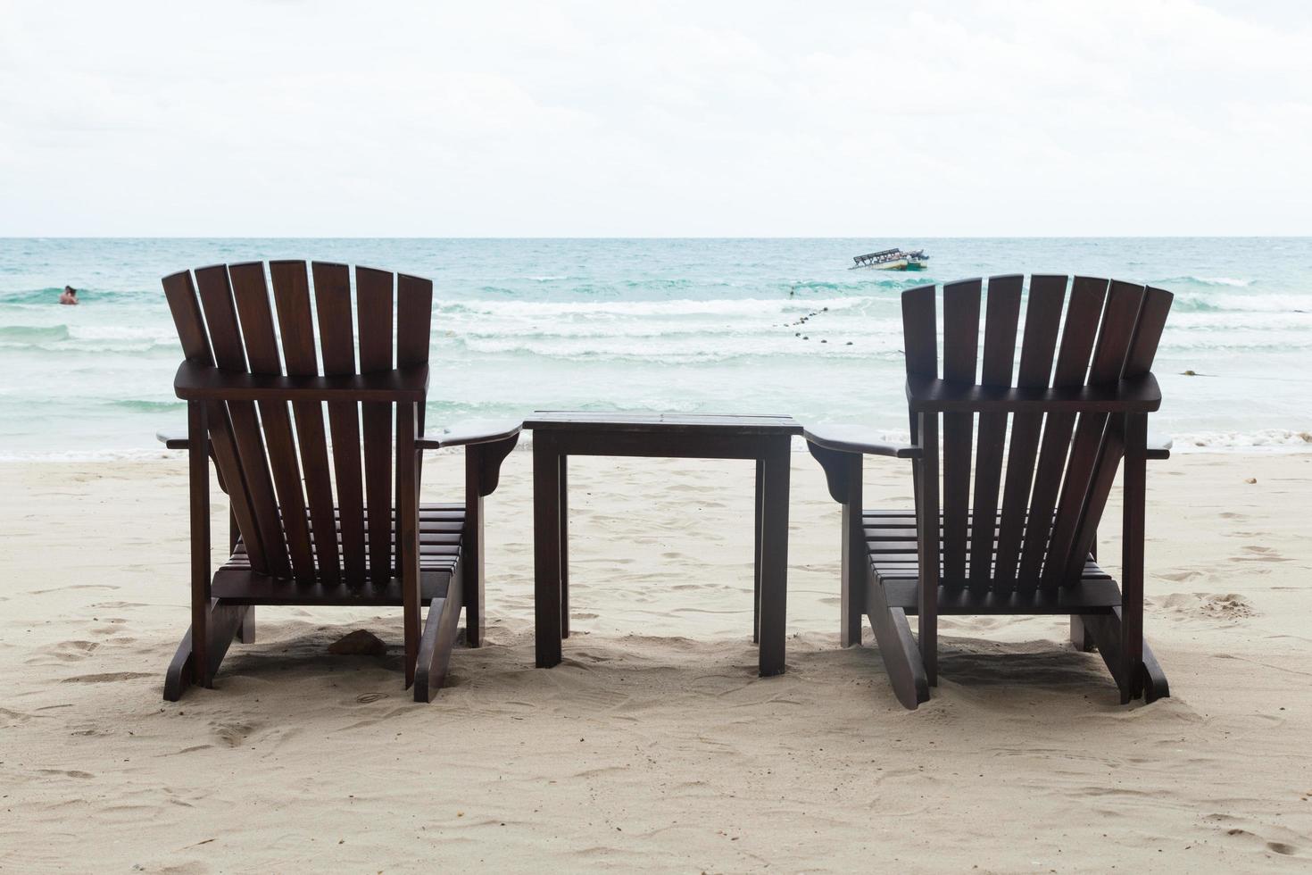 sedie e tavolo in spiaggia foto