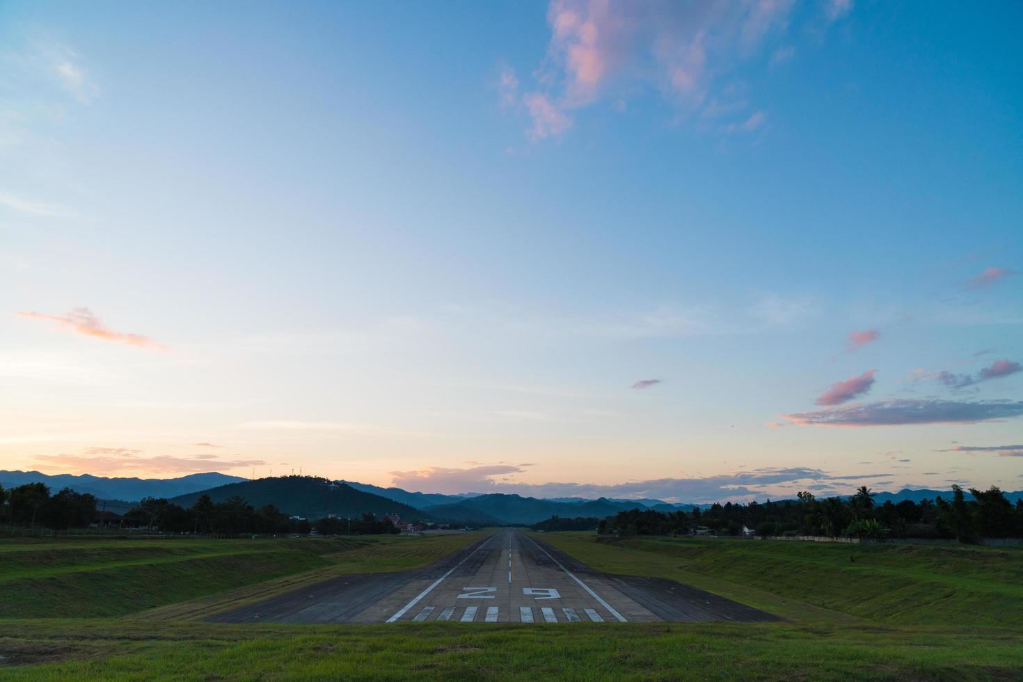 pista dell'aeroporto al tramonto foto