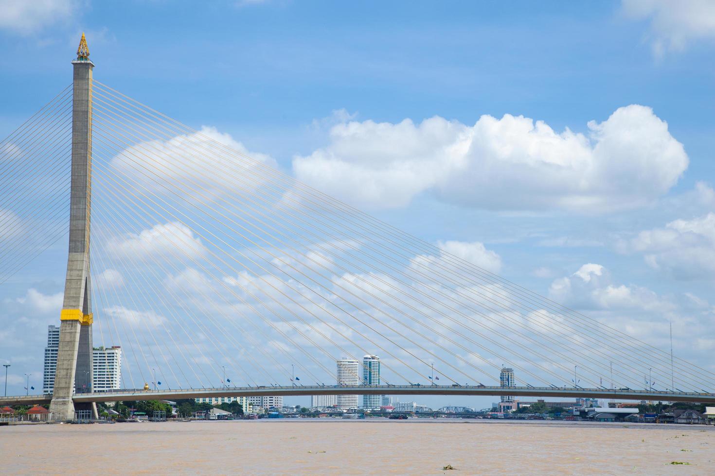 ponte rama viii a bangkok foto
