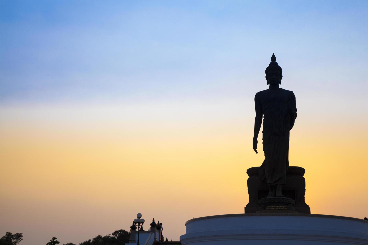 grande buddha al tramonto foto