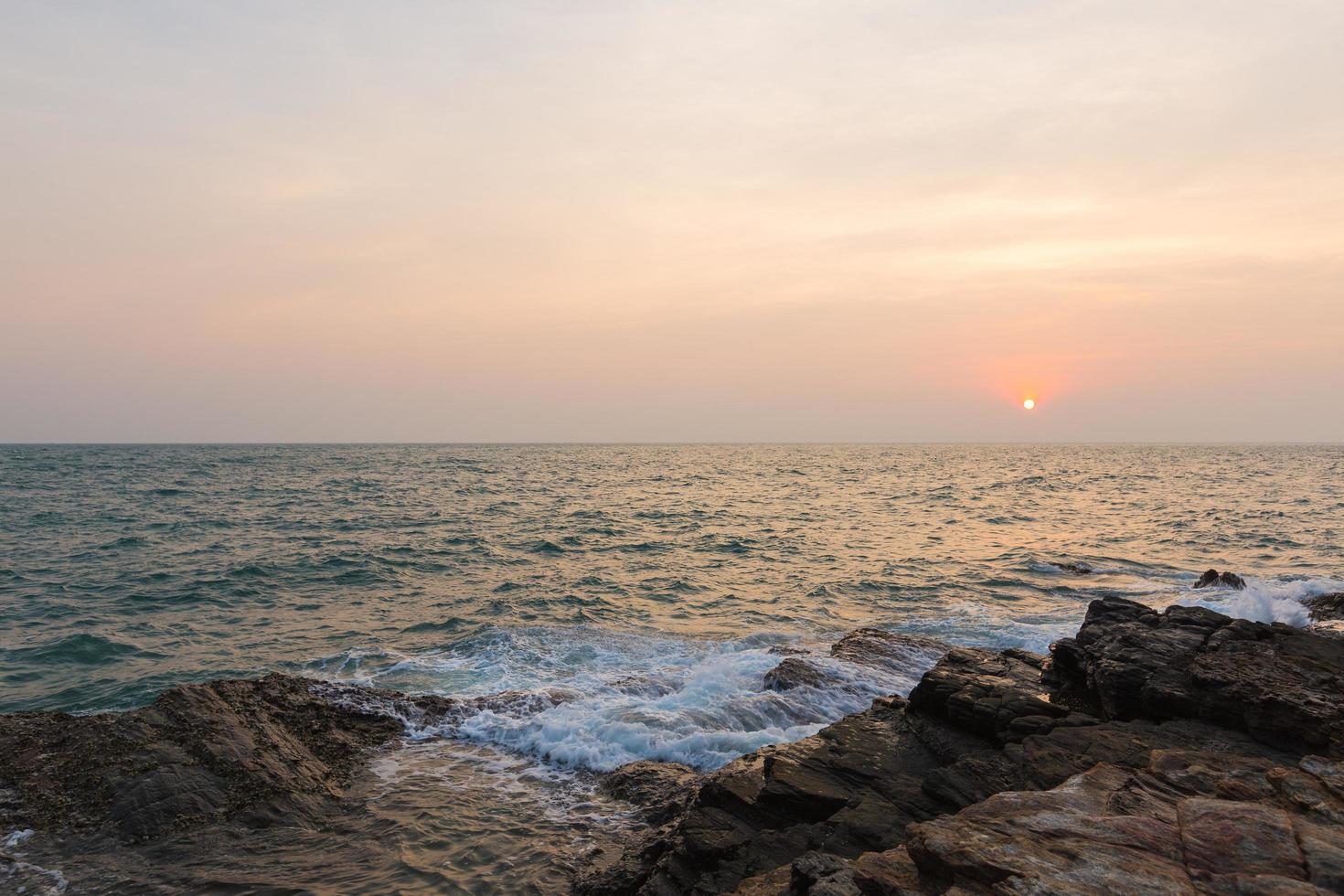 il mare al tramonto foto