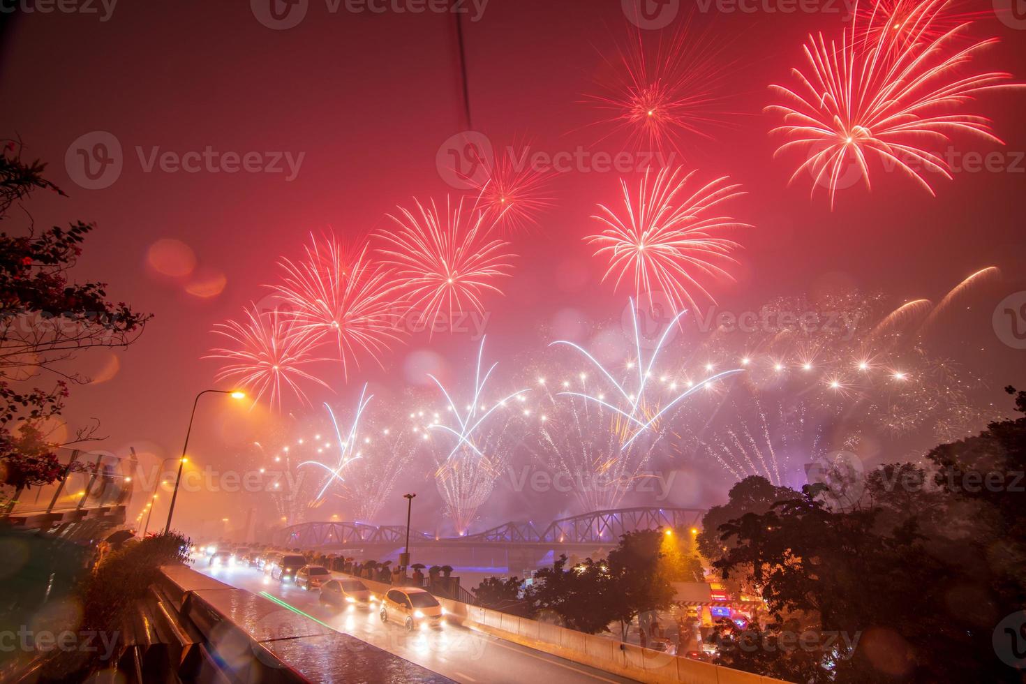 colorato fuochi d'artificio a partire dal vijit chao Phraya su buddhayodfa chulalok maharat ponte, bangkok, Tailandia. foto