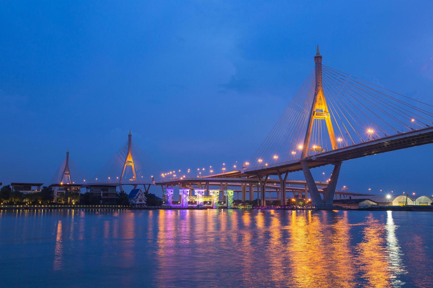 Bhumibol Bridge a Bangkok di notte foto