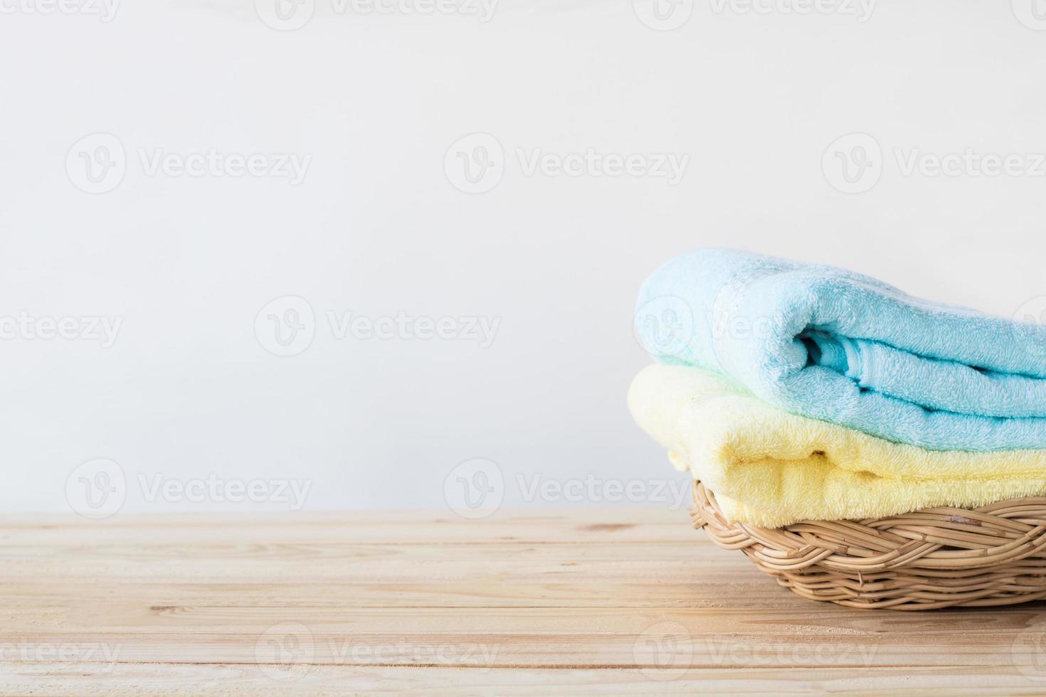 asciugamani gialli e blu in un cestino foto