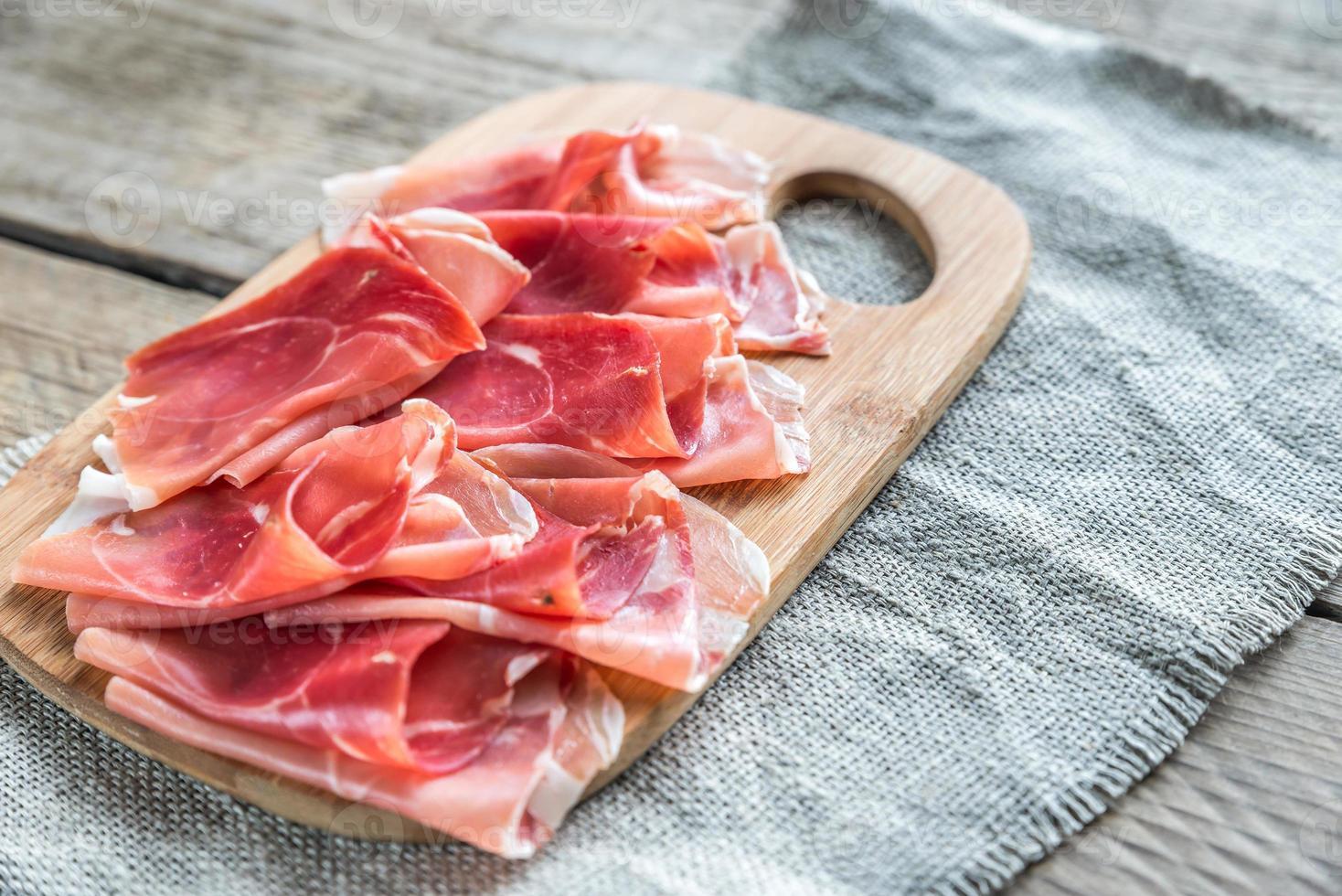 fette di jamon sulla tavola di legno foto