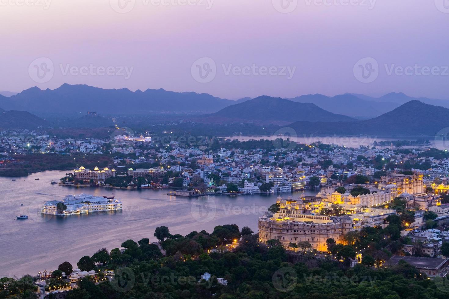 città di udaipur sul lago pichola la sera foto