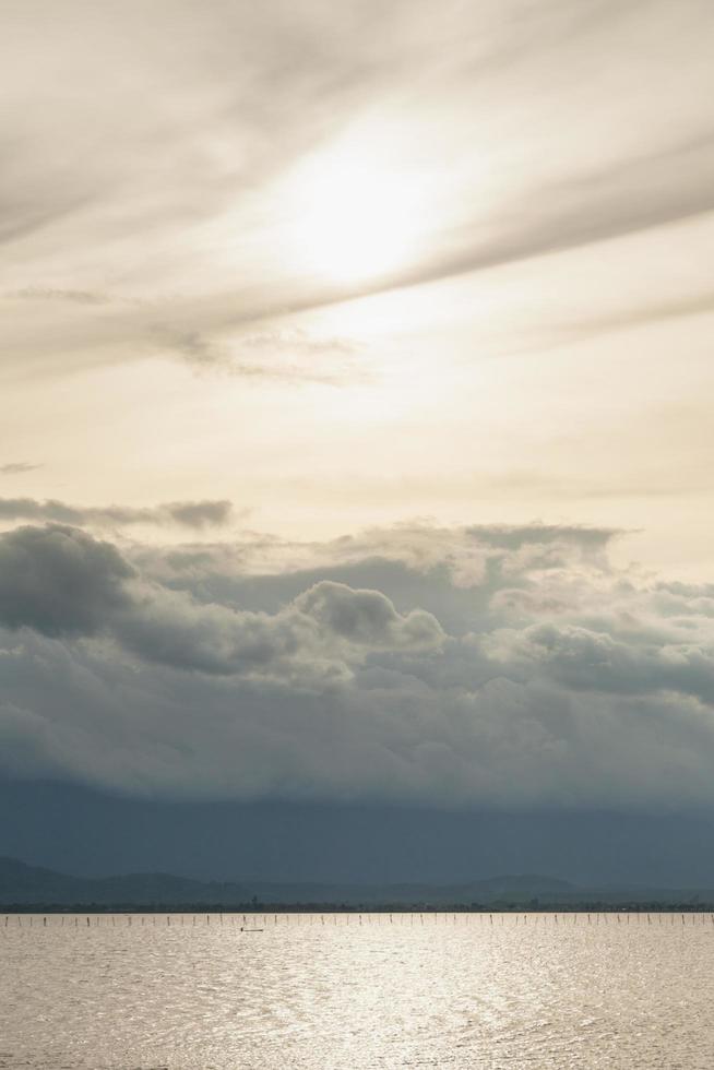 cielo e diga d'acqua dolce foto