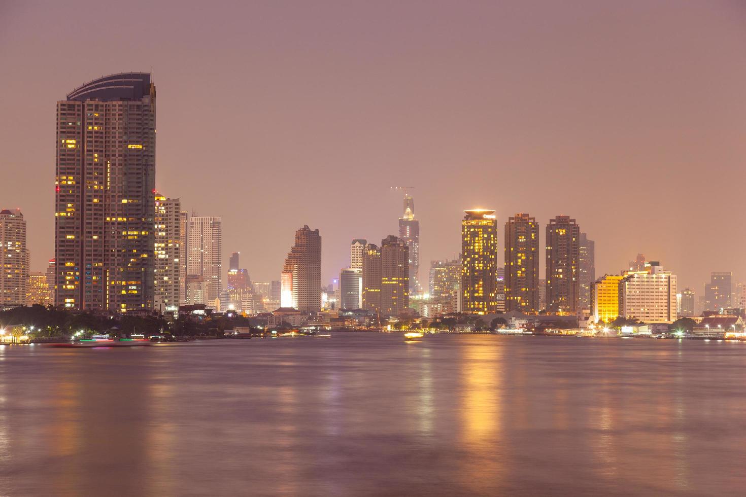 paesaggio urbano di Bangkok di notte foto