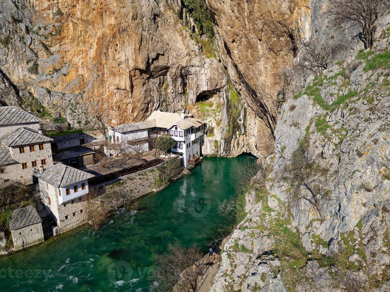 aereo fuco Visualizza di tekija nel blagaj nel beh. il tekija, derviscio Casa, impostato a il fonte di il fiume buna, era e ancora è un' sede per derviscio zikr lode-canto tre notti settimanalmente. foto