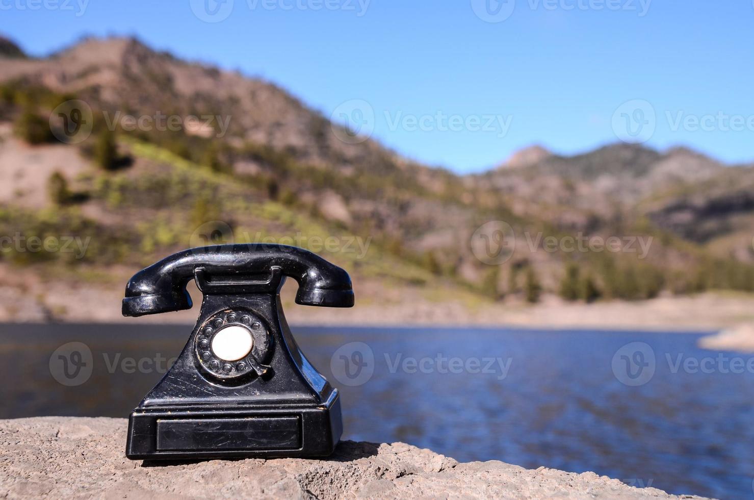 Vintage ▾ telefono su il roccia foto