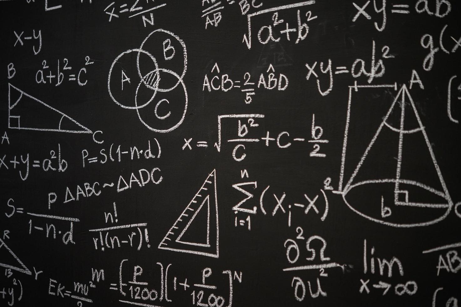 lavagna inscritta con formule scientifiche e calcoli foto