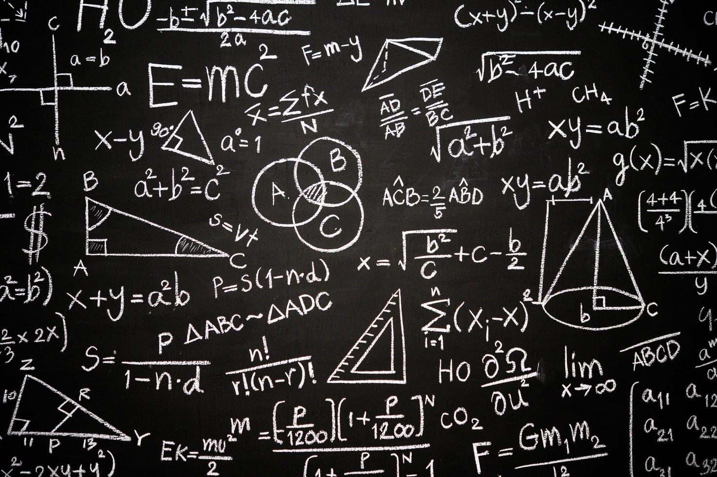 lavagna inscritta con formule scientifiche e calcoli foto