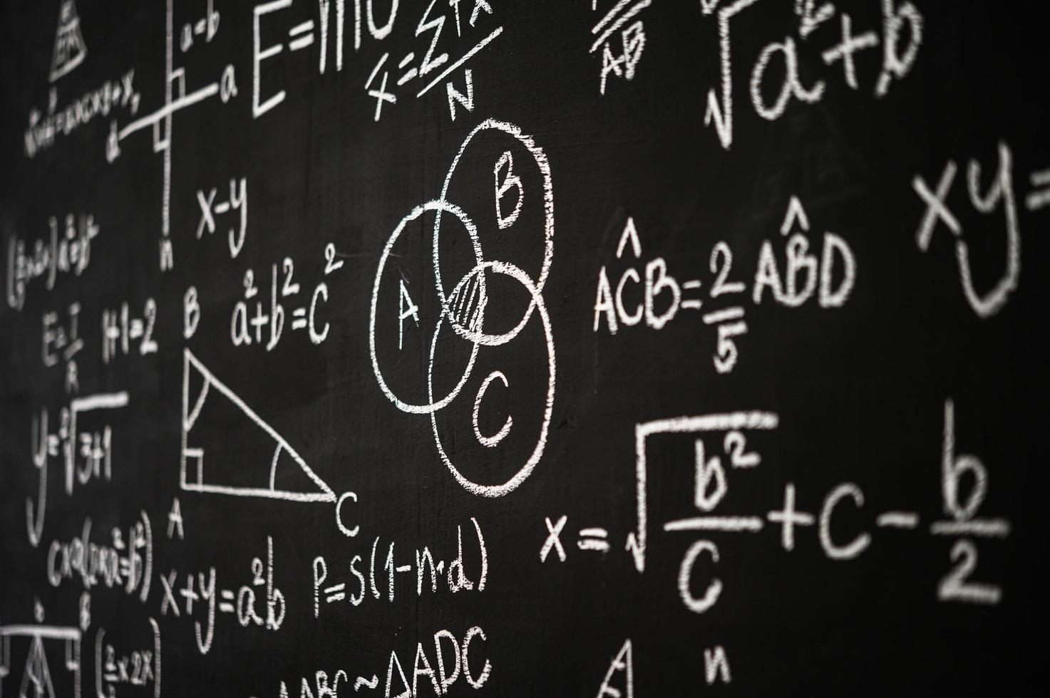 lavagna inscritta con formule scientifiche e calcoli foto