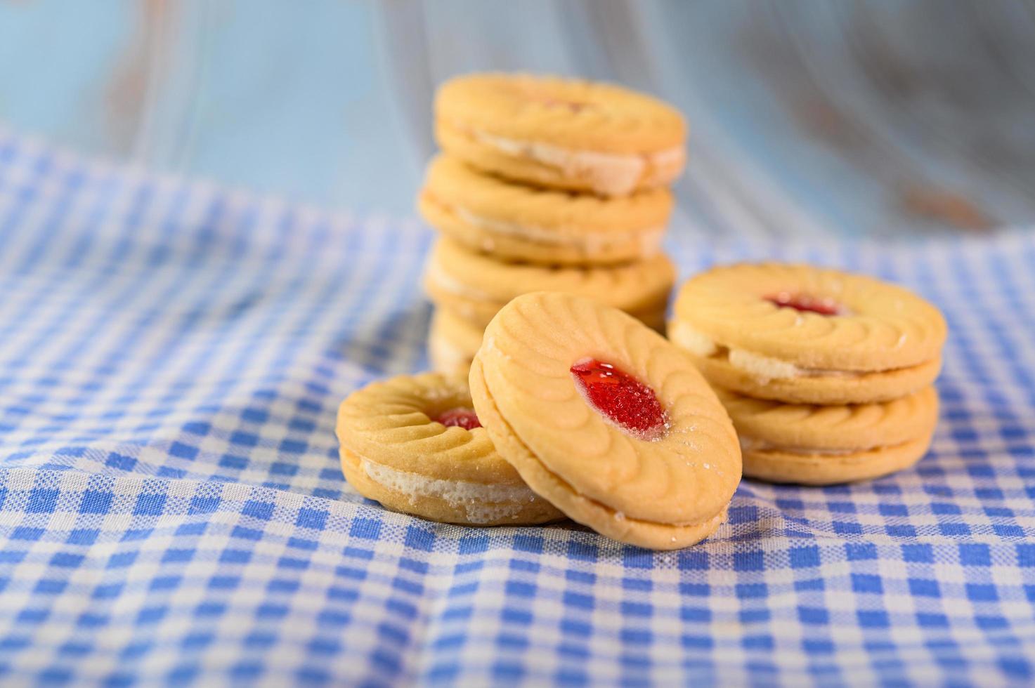 biscotti sandwich con crema di fragole foto