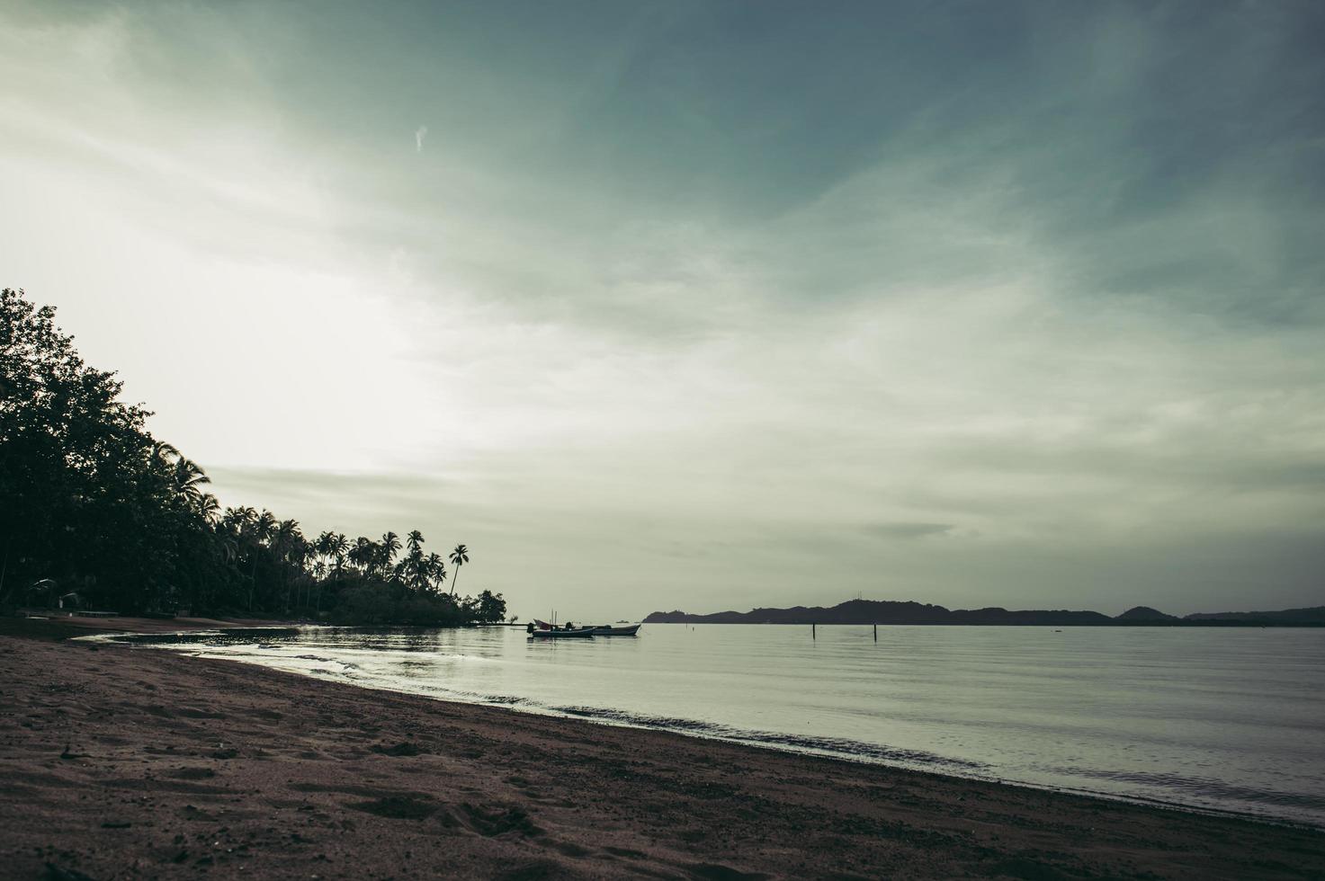 il mare e il cielo azzurro la sera foto